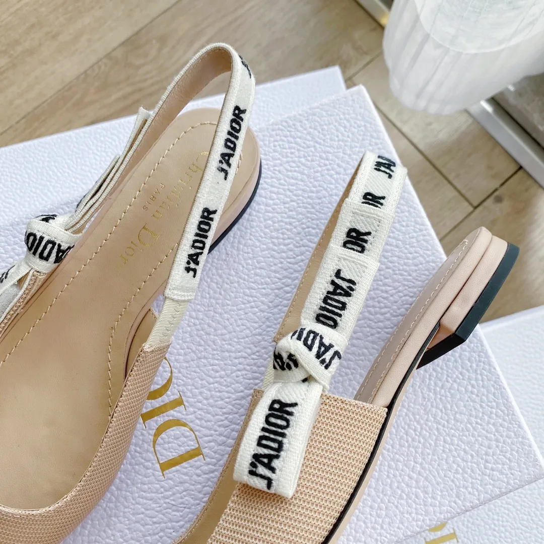 👟👟Ex-factory price 440👟👟 Developed one-to-one from the original version, 👠👠✨ ✨Dior’s popular sandals are new🔥 🔥 The same style as the most popular internet celebrities and celebrities of the year💁 💁. Imported fabric, lining and feet are made of calfskin lining🐑. Original molded heel, heel height 10Cm 6.5cm💘 Original molded metal outsole with five-pointed star LOGO mark✨. Original bow, 💅 Italian leather outsole. 👄💋 Full set of packaging (bags, cards, invoices, one-to-one wrapping paper) 34 40 41 customized